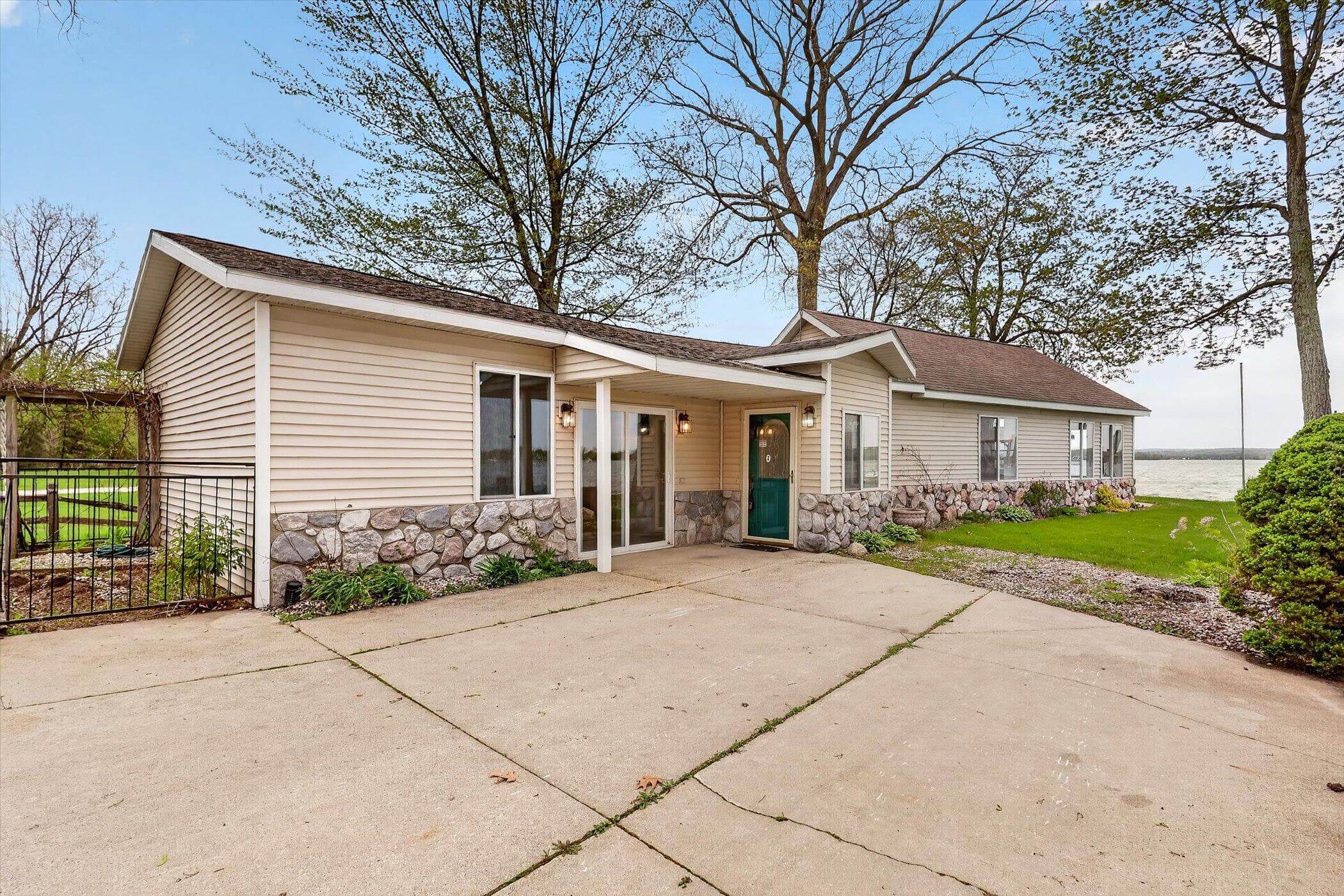 13117 Lakeshore Shelbyville MI 49344