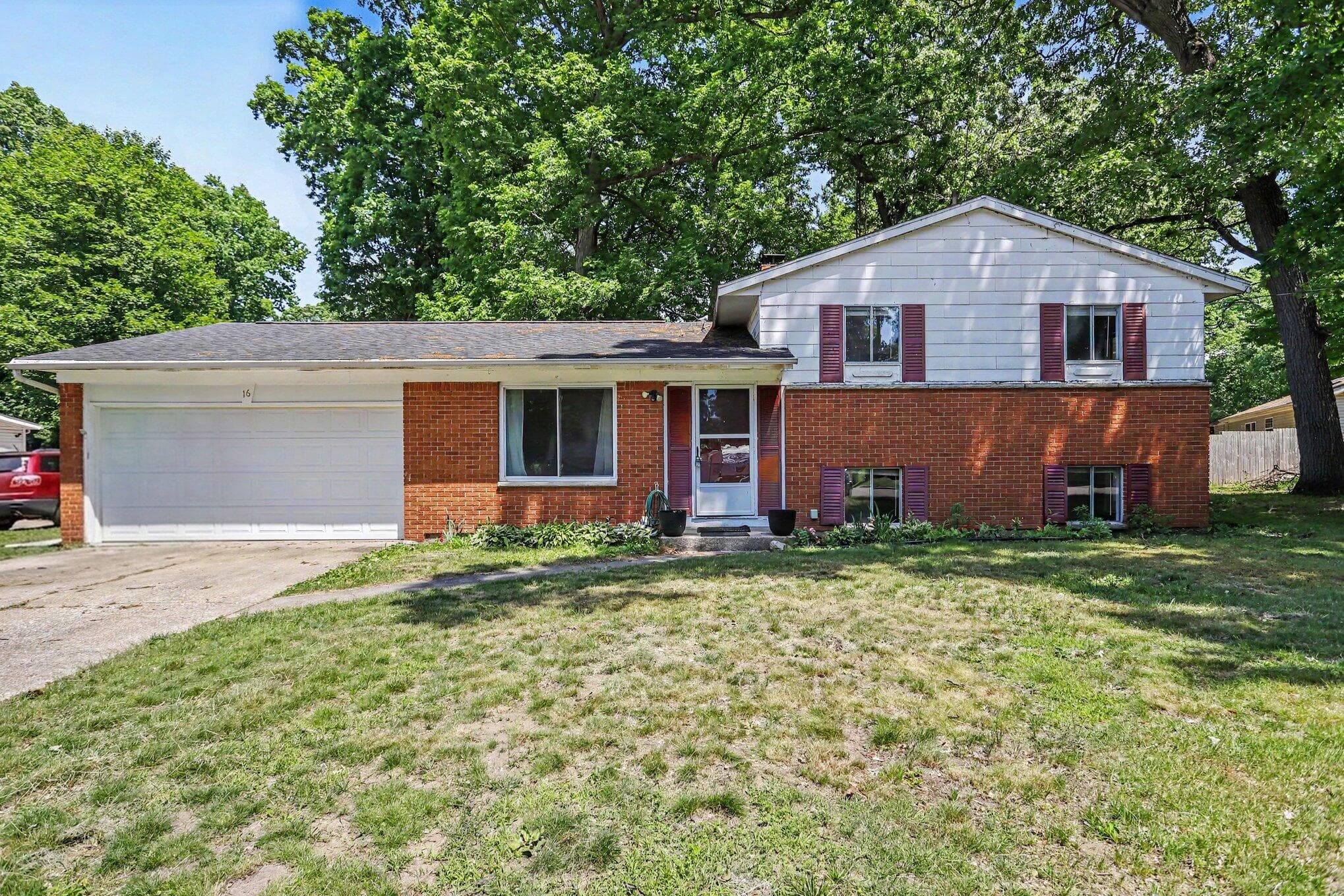 16 Oak Grove Springfield MI 49037