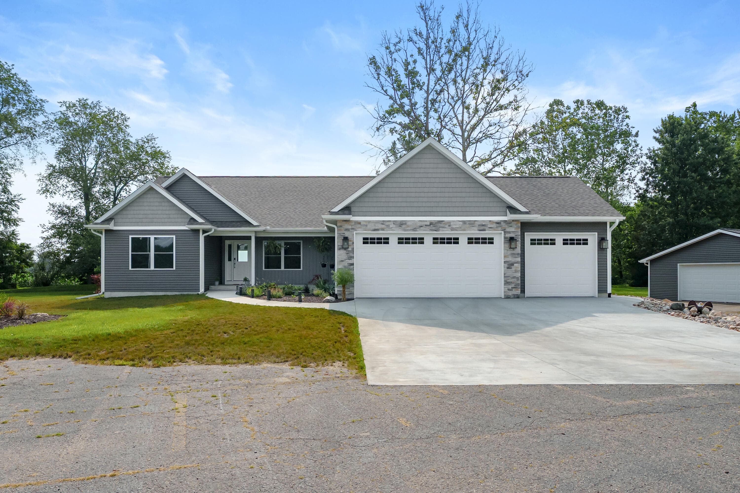 Primary property photo