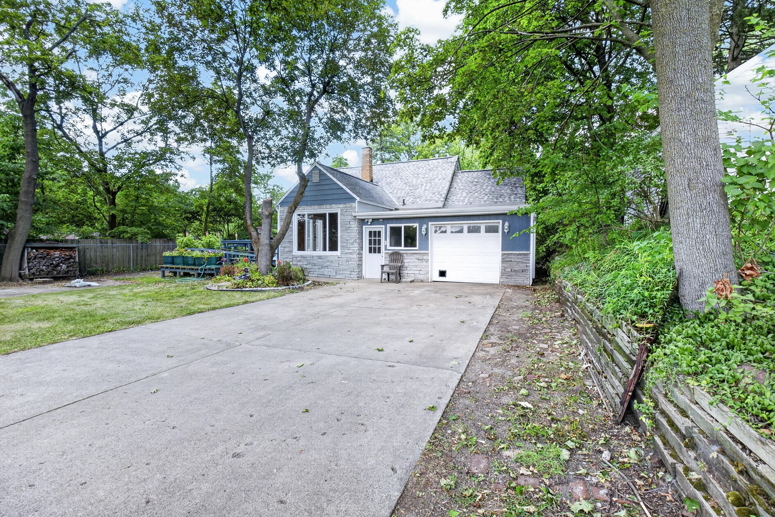 1202 Pinehurst Kalamazoo MI 49006