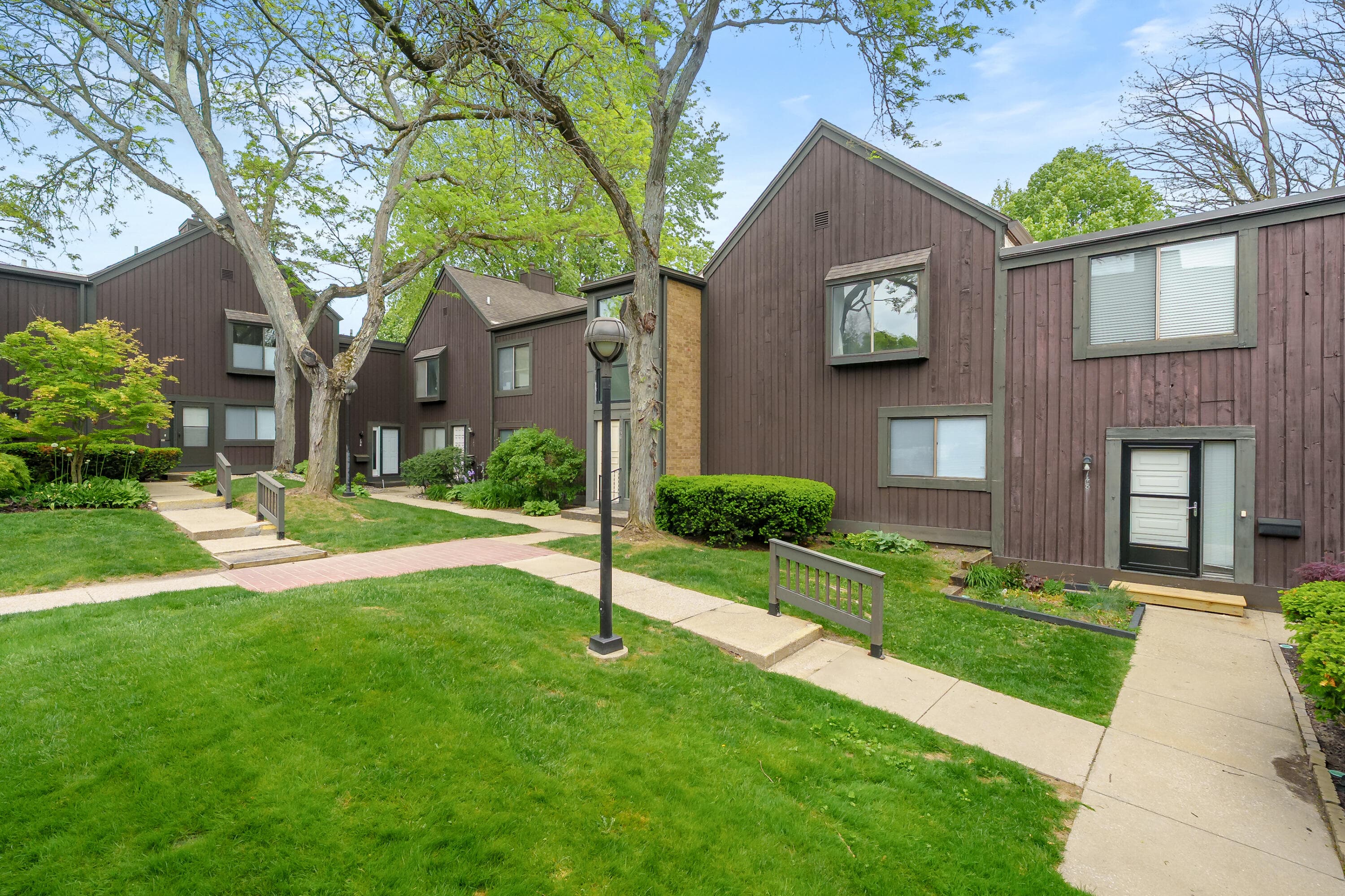 150 CARBERRY HILL Kalamazoo MI 49006