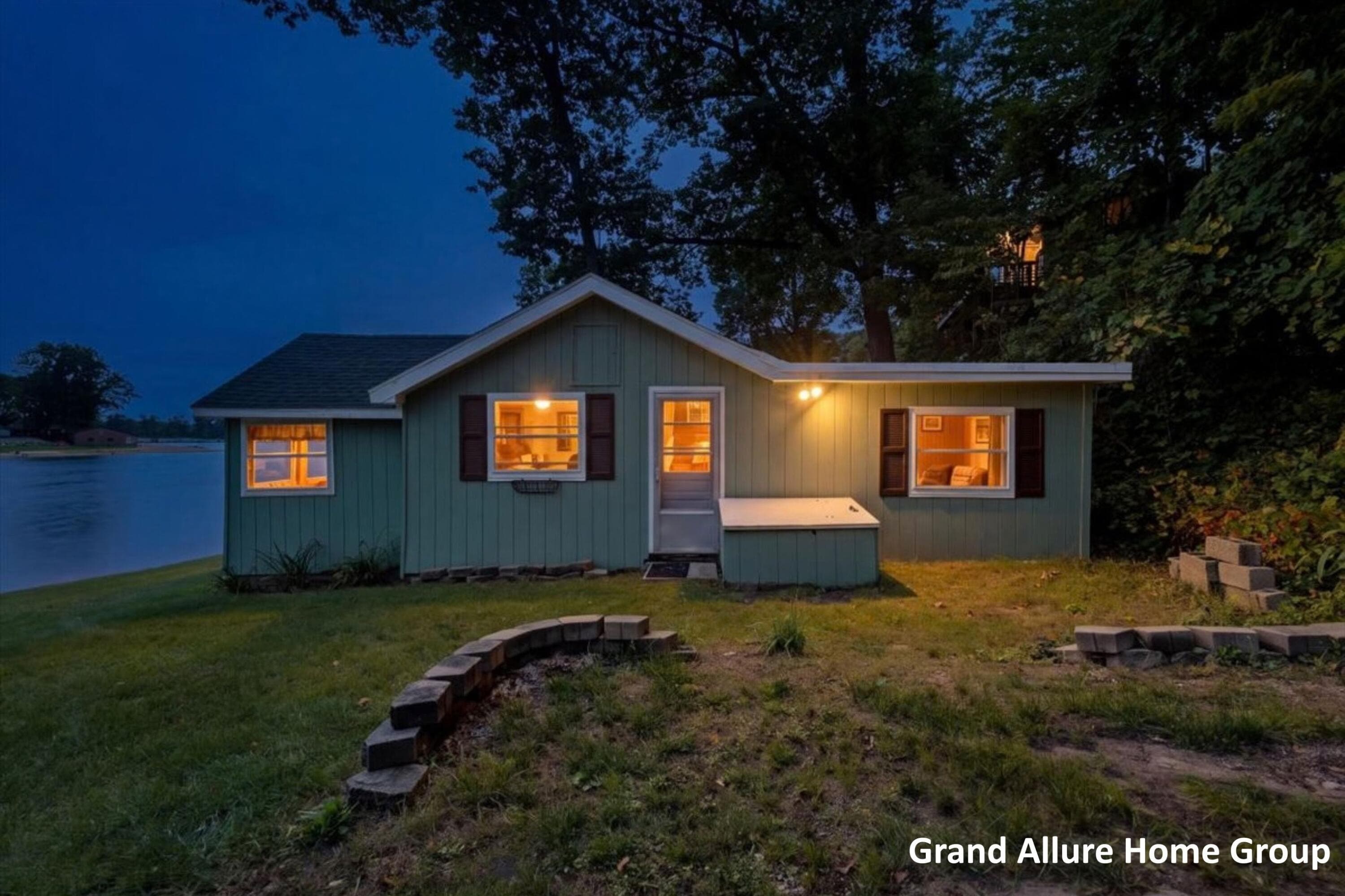 2667 Selkirk Lake Shelbyville MI 49344