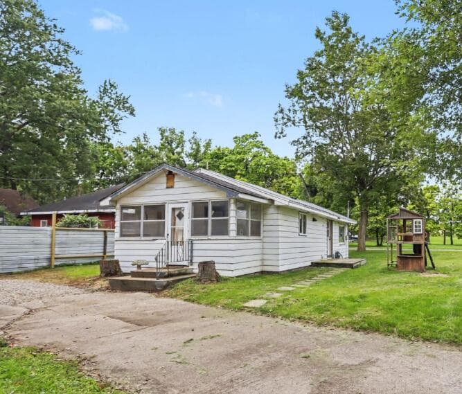 210 N 16th Street N, Springfield, MI 49037
