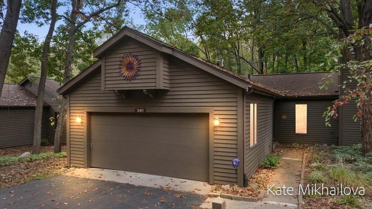 2411 Highpointe Drive, Kalamazoo, MI 49008